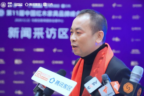 華行紅木董事長黃岸峰在第11屆紅木品牌峰會現場接受各大媒體聯合采訪