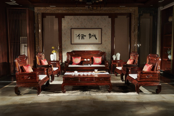 華行紅木家具展廳隨處可見“誠信”牌匾，用以時刻警醒“以誠展業，以德經商”的經營理念