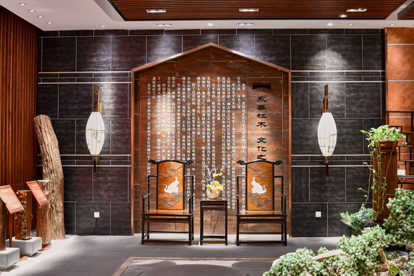 華行紅木企業文化墻記錄了全體華行紅木人堅守30年始終不改的“初心”